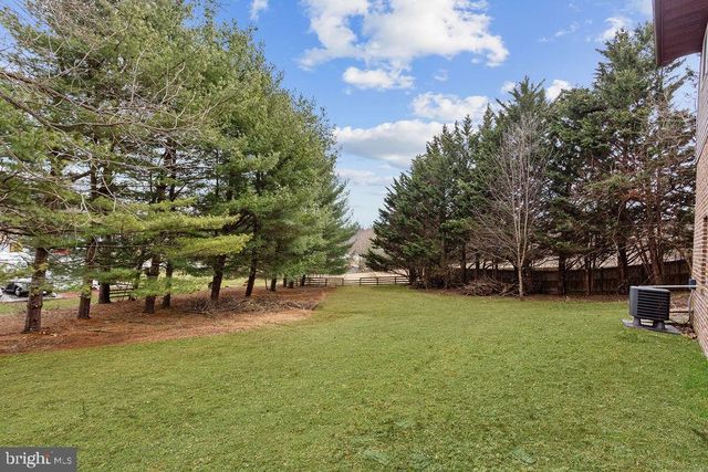 225 BRAGG CIR, Hanover, PA 17331