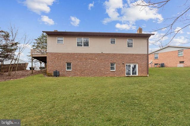 225 BRAGG CIR, Hanover, PA 17331