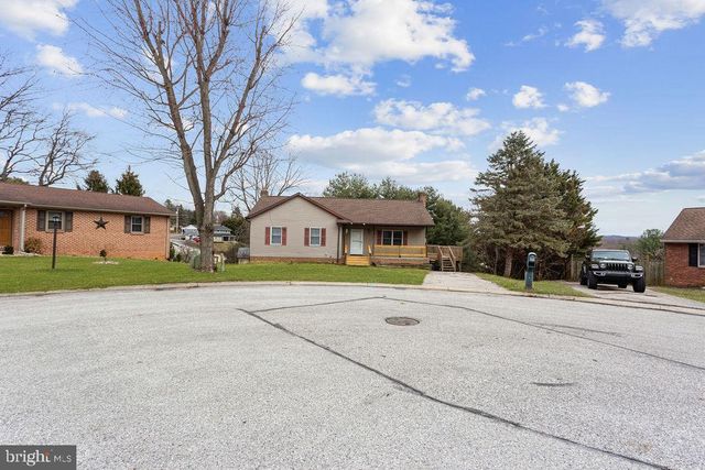 225 BRAGG CIR, Hanover, PA 17331