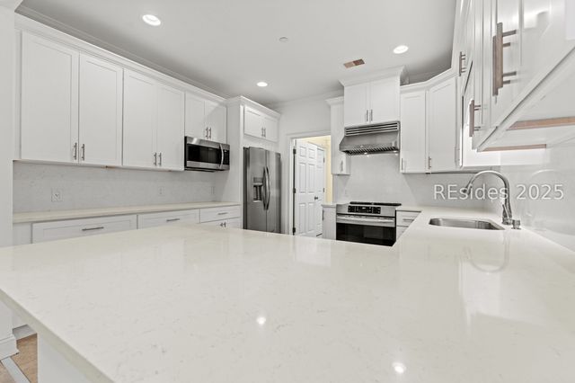 1 Gloucester Rd Apt O2, Hilton Head Island, SC 29928