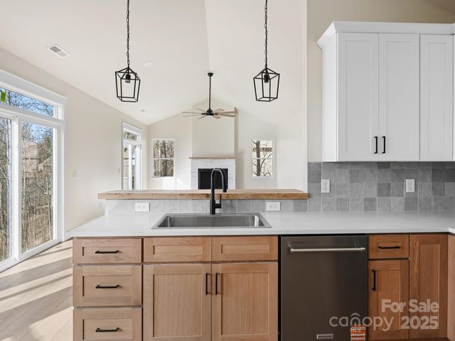 296 Carriage Summitt Way, Hendersonville, NC 28791