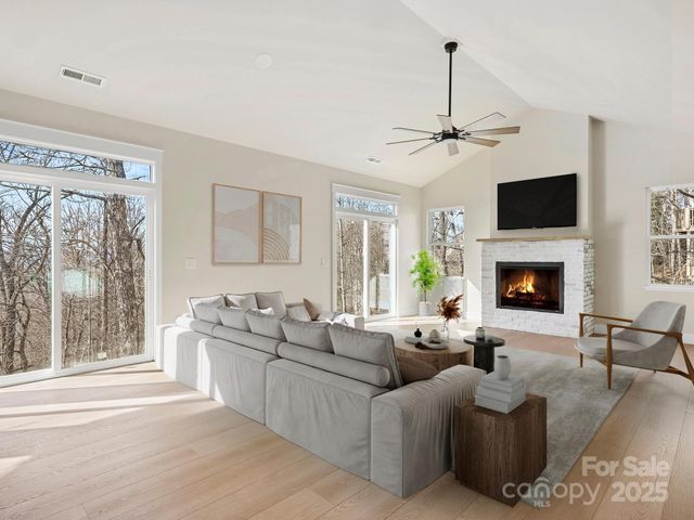 296 Carriage Summitt Way, Hendersonville, NC 28791