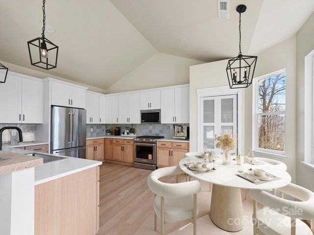 296 Carriage Summitt Way, Hendersonville, NC 28791