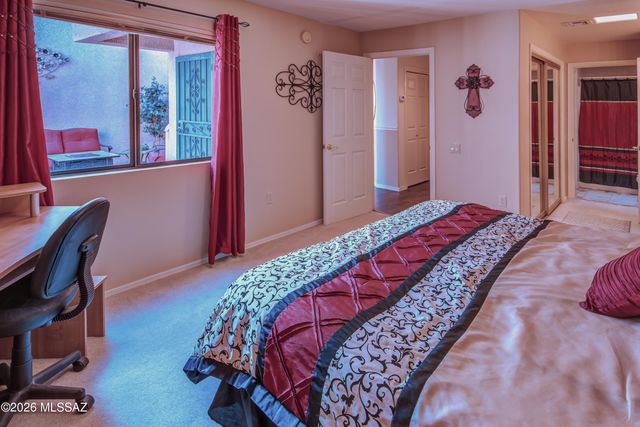 151 N Crescent Bell Drive, Green Valley, AZ 85614