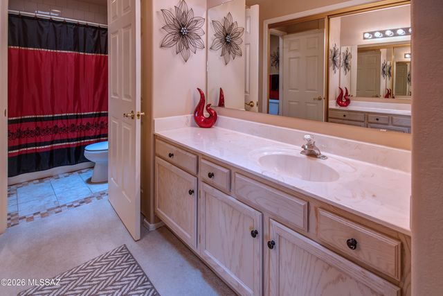 151 N Crescent Bell Drive, Green Valley, AZ 85614