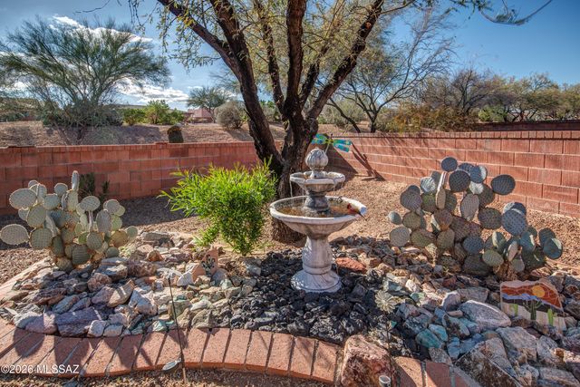 151 N Crescent Bell Drive, Green Valley, AZ 85614