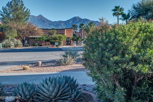 151 N Crescent Bell Drive, Green Valley, AZ 85614