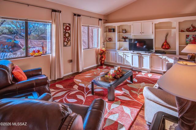 151 N Crescent Bell Drive, Green Valley, AZ 85614