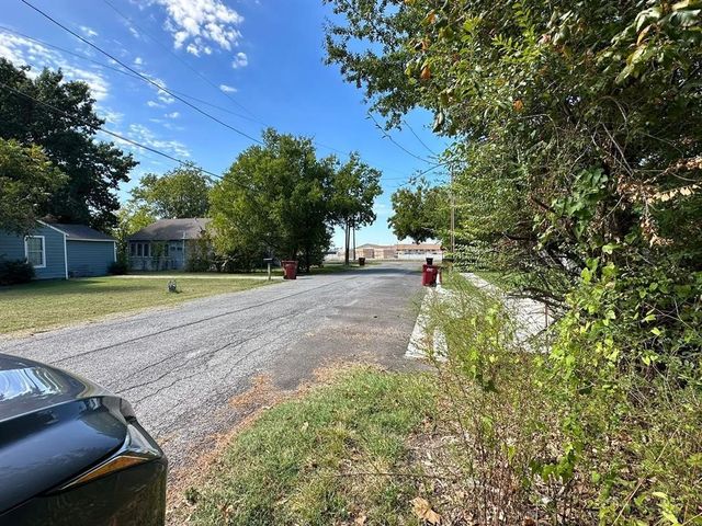 1306 S 5th Street, Bonham, TX 75418