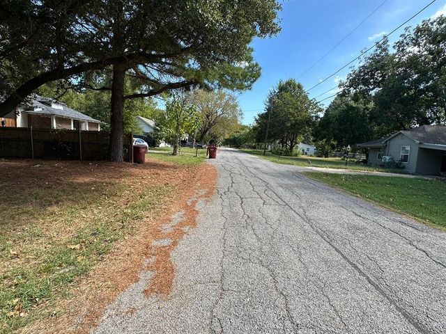 1306 S 5th Street, Bonham, TX 75418