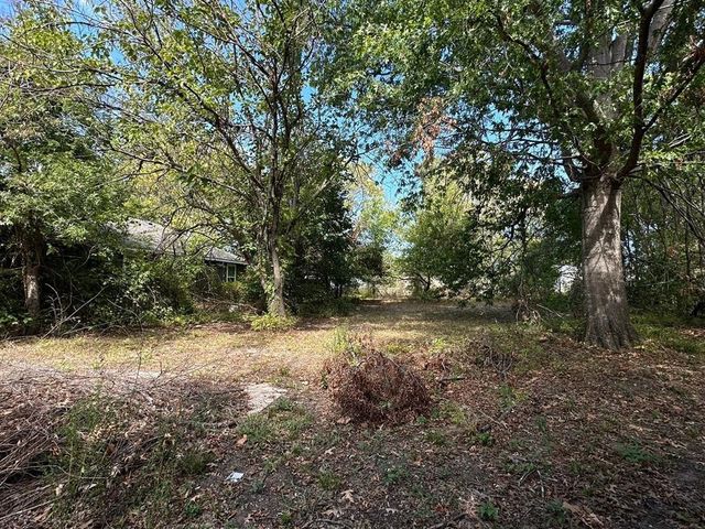 1306 S 5th Street, Bonham, TX 75418