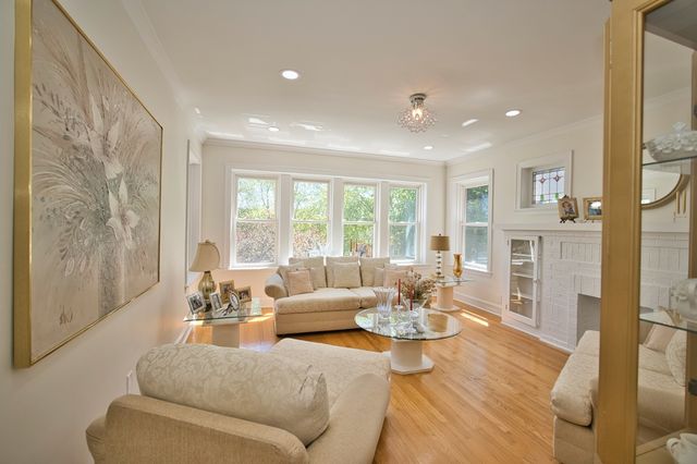 5936 N Melvina Avenue, Chicago, IL 60646