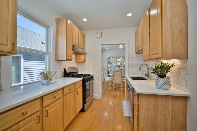 5936 N Melvina Avenue, Chicago, IL 60646