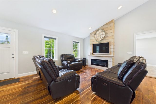 135 County St, Lakeville, MA 02347