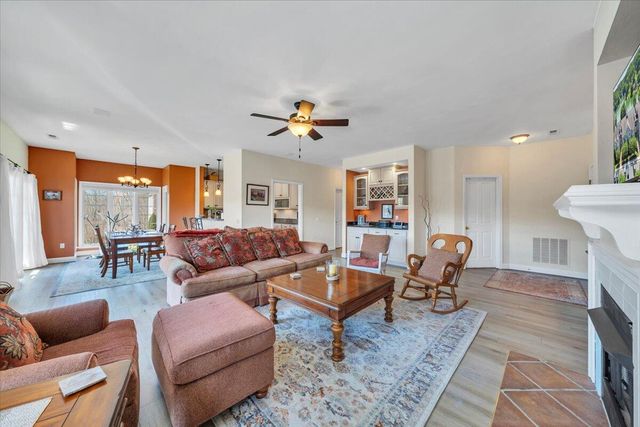 335 S Pointe Shore Dr Apt 308, Moneta, VA 24121