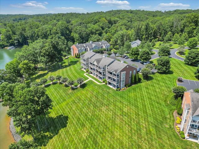 335 S Pointe Shore Dr Apt 308, Moneta, VA 24121