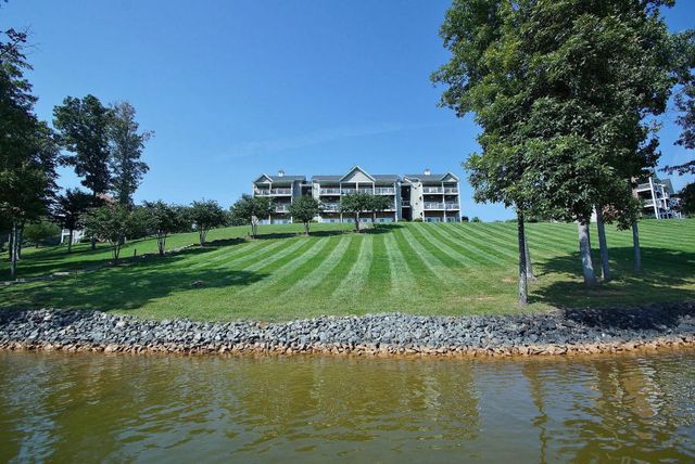 335 S Pointe Shore Dr Apt 308, Moneta, VA 24121