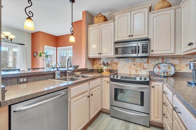 335 S Pointe Shore Dr Apt 308, Moneta, VA 24121