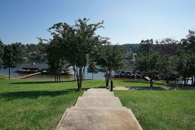 335 S Pointe Shore Dr Apt 308, Moneta, VA 24121