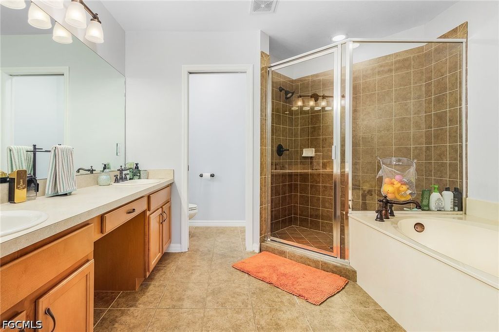 Image 14 of property listing at 2427 Laurentina LN, Cape Coral, FL 33909