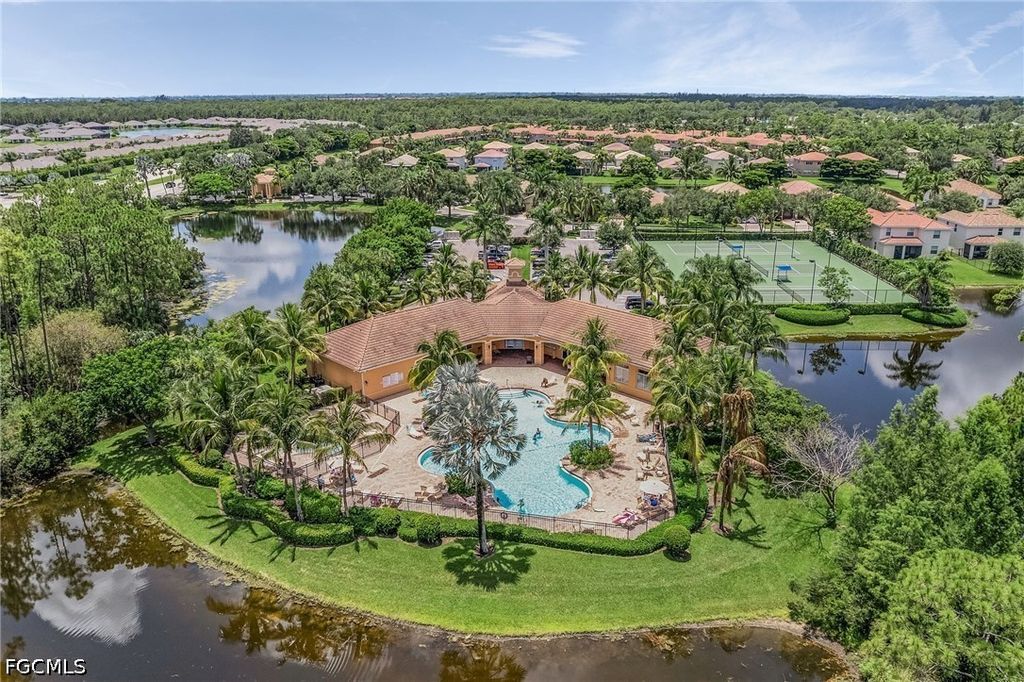 Image 25 of property listing at 2427 Laurentina LN, Cape Coral, FL 33909