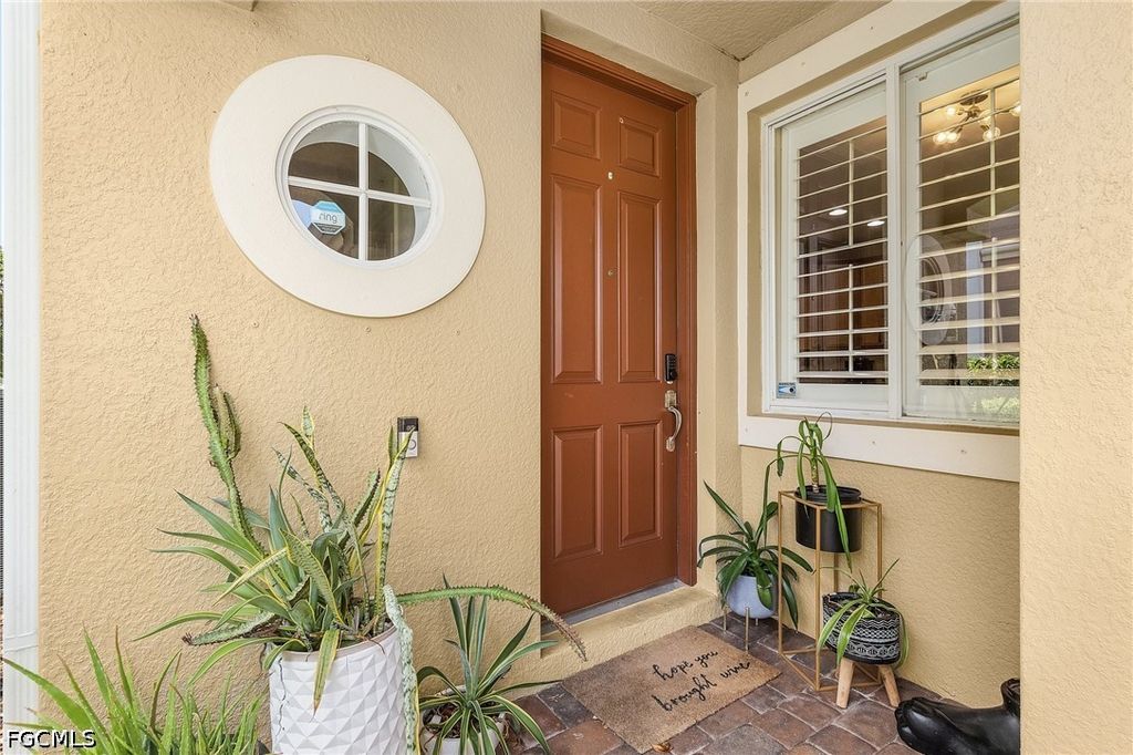 Image 3 of property listing at 2427 Laurentina LN, Cape Coral, FL 33909