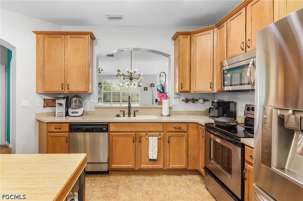 Image 5 of property listing at 2427 Laurentina LN, Cape Coral, FL 33909