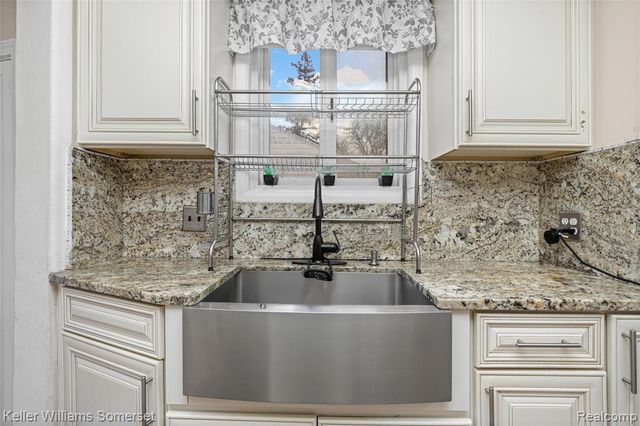 8181 Vermont Avenue, Warren, MI 48093