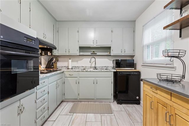 16 Longwood DR, Hampton, VA 23669