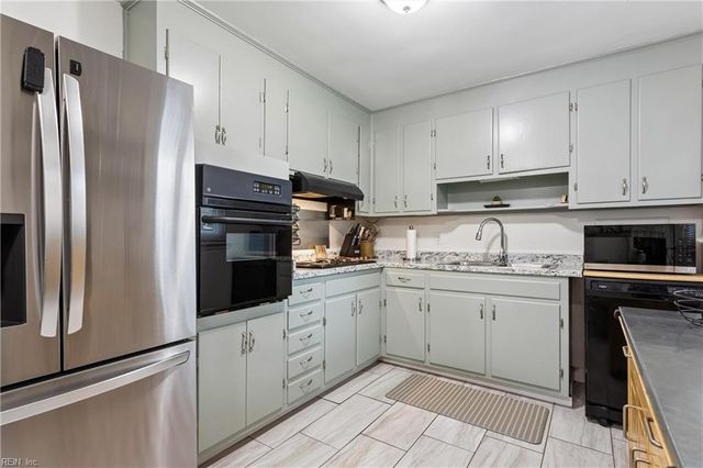 16 Longwood DR, Hampton, VA 23669