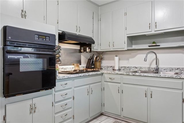 16 Longwood DR, Hampton, VA 23669