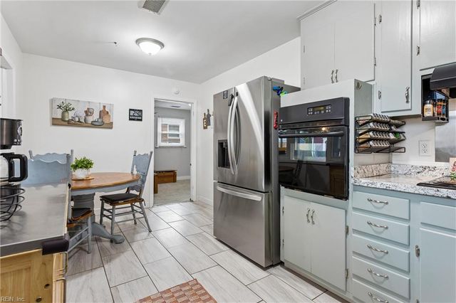 16 Longwood DR, Hampton, VA 23669