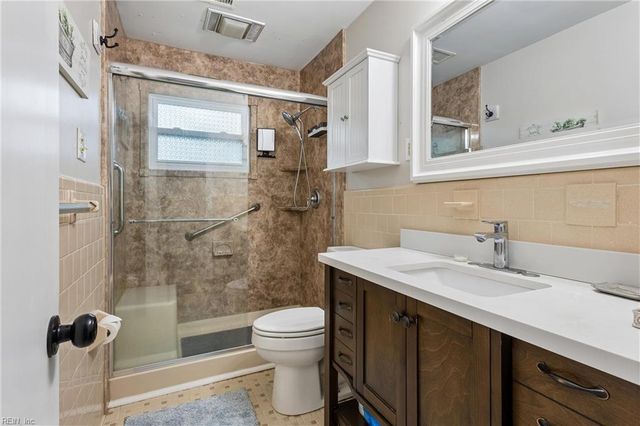 16 Longwood DR, Hampton, VA 23669