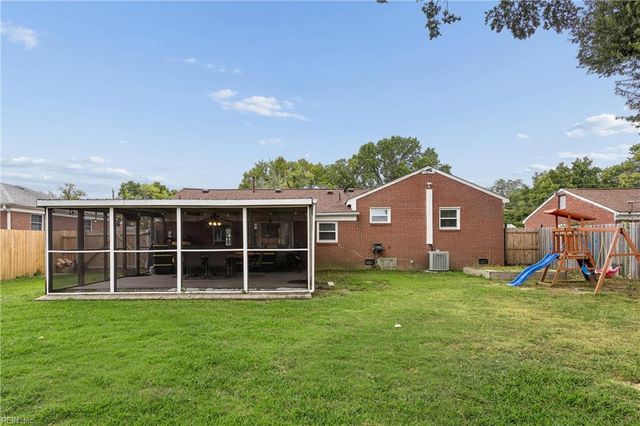 16 Longwood DR, Hampton, VA 23669