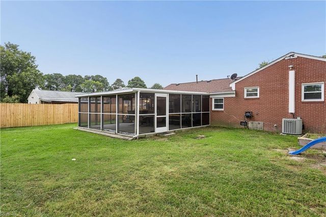 16 Longwood DR, Hampton, VA 23669