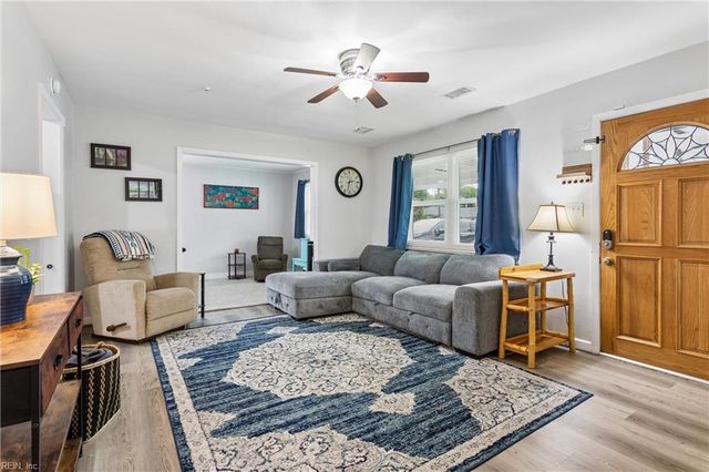 16 Longwood DR, Hampton, VA 23669