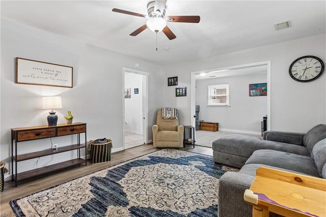 16 Longwood DR, Hampton, VA 23669