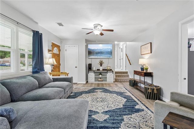16 Longwood DR, Hampton, VA 23669