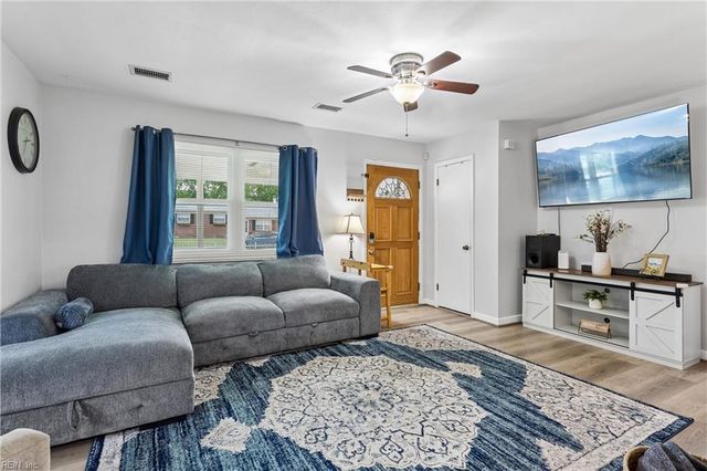 16 Longwood DR, Hampton, VA 23669
