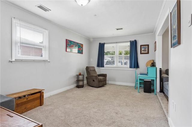 16 Longwood DR, Hampton, VA 23669