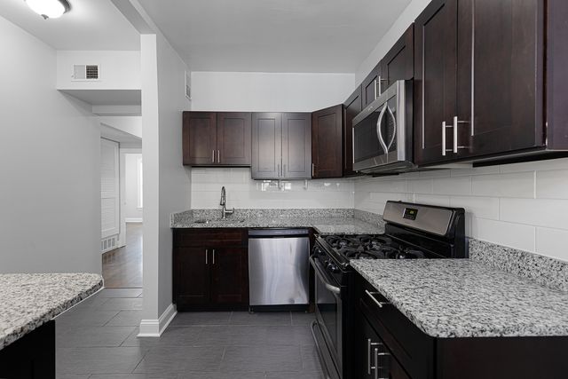 1104 W Glenlake Avenue 1, Chicago, IL 60660