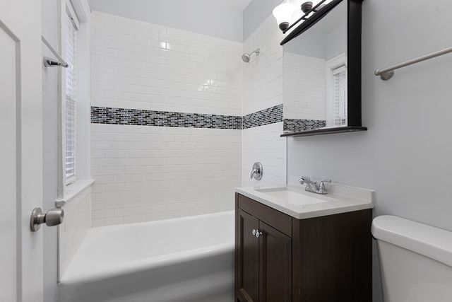 1104 W Glenlake Avenue 1, Chicago, IL 60660