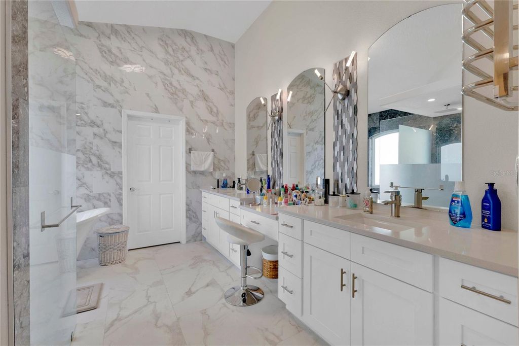 Image 14 of property listing at 2056 AUTUMN VIEW DRIVE, Orlando, FL 32825
