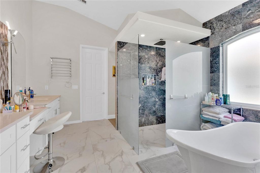 Image 15 of property listing at 2056 AUTUMN VIEW DRIVE, Orlando, FL 32825