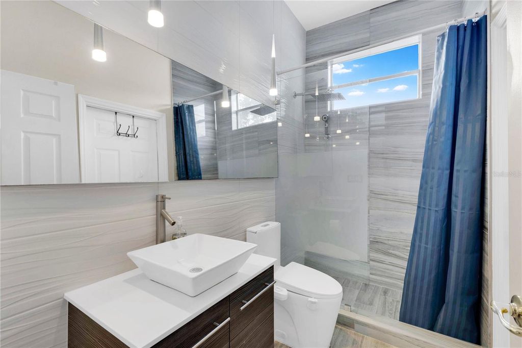 Image 18 of property listing at 2056 AUTUMN VIEW DRIVE, Orlando, FL 32825