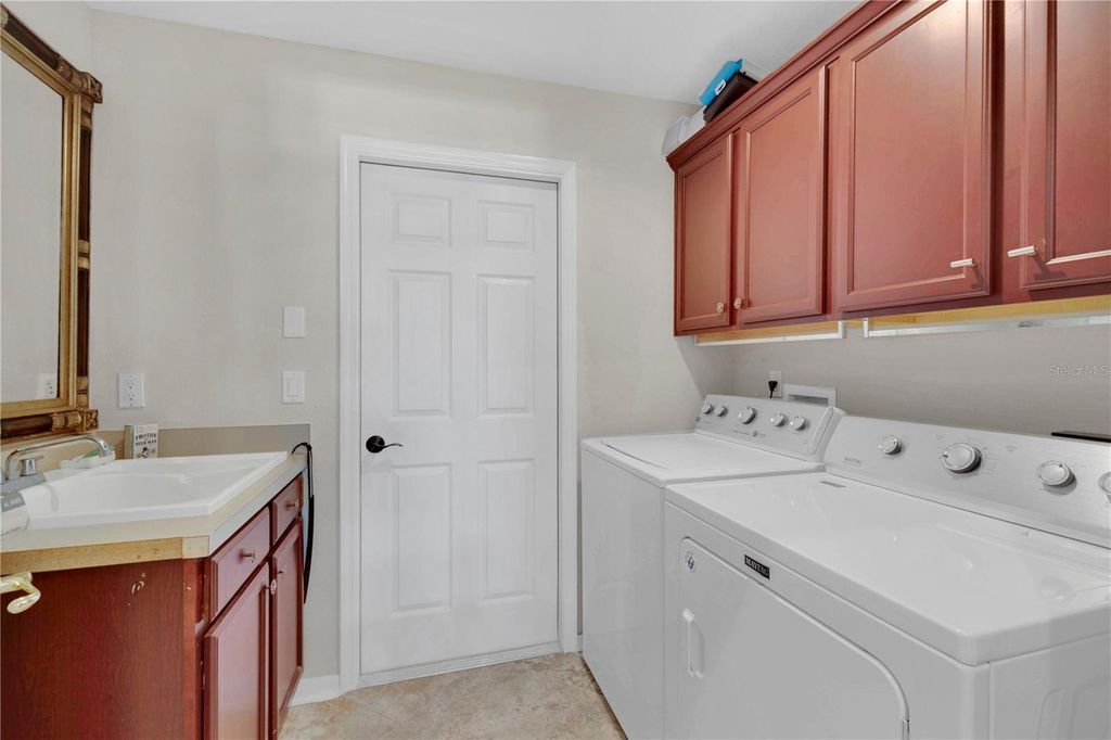 Image 20 of property listing at 2056 AUTUMN VIEW DRIVE, Orlando, FL 32825