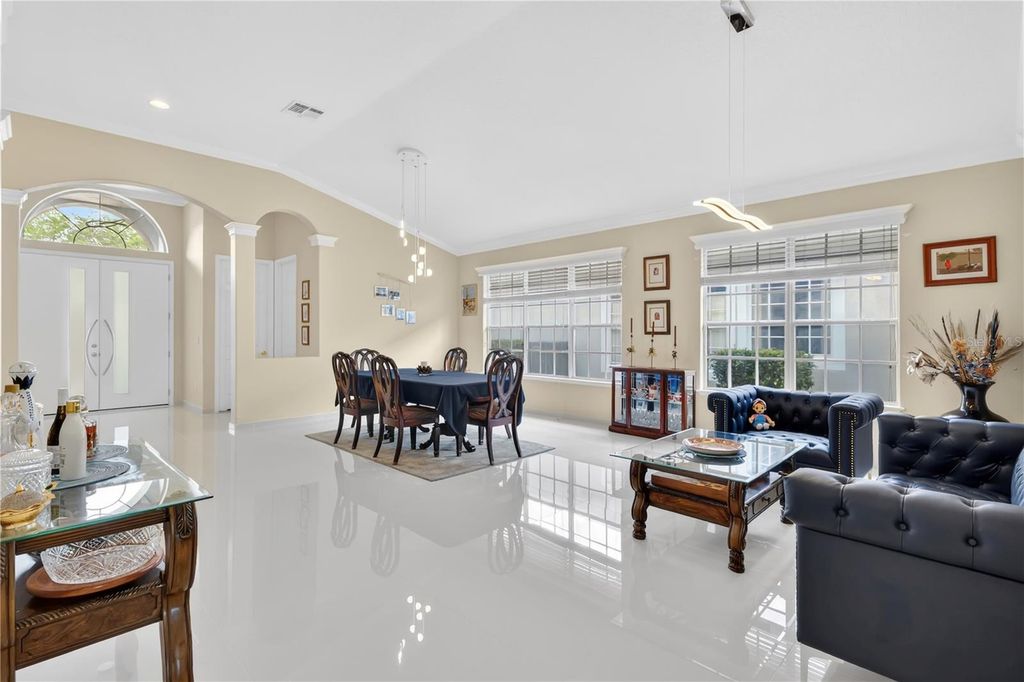 Image 4 of property listing at 2056 AUTUMN VIEW DRIVE, Orlando, FL 32825