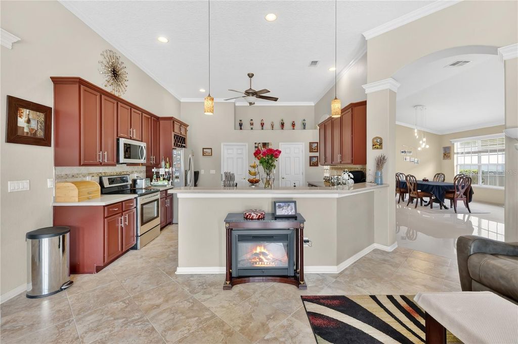 Image 7 of property listing at 2056 AUTUMN VIEW DRIVE, Orlando, FL 32825