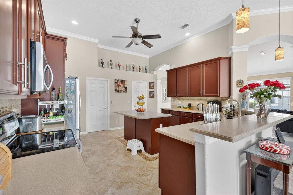 Image 8 of property listing at 2056 AUTUMN VIEW DRIVE, Orlando, FL 32825