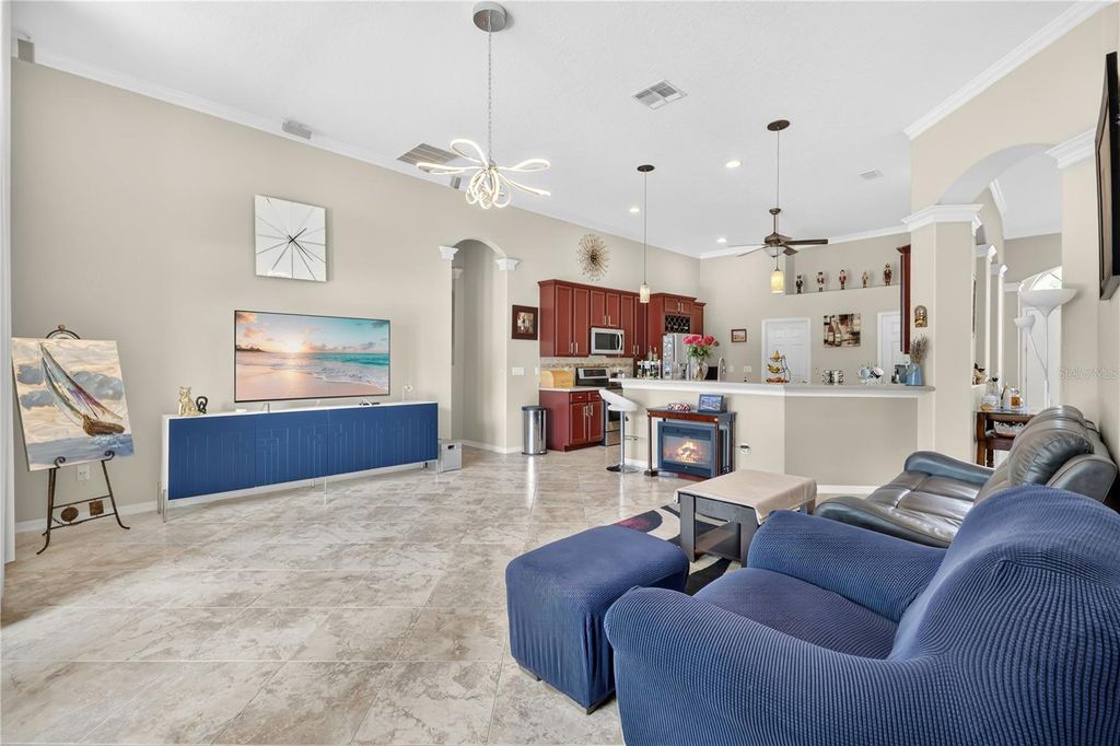 Image 10 of property listing at 2056 AUTUMN VIEW DRIVE, Orlando, FL 32825